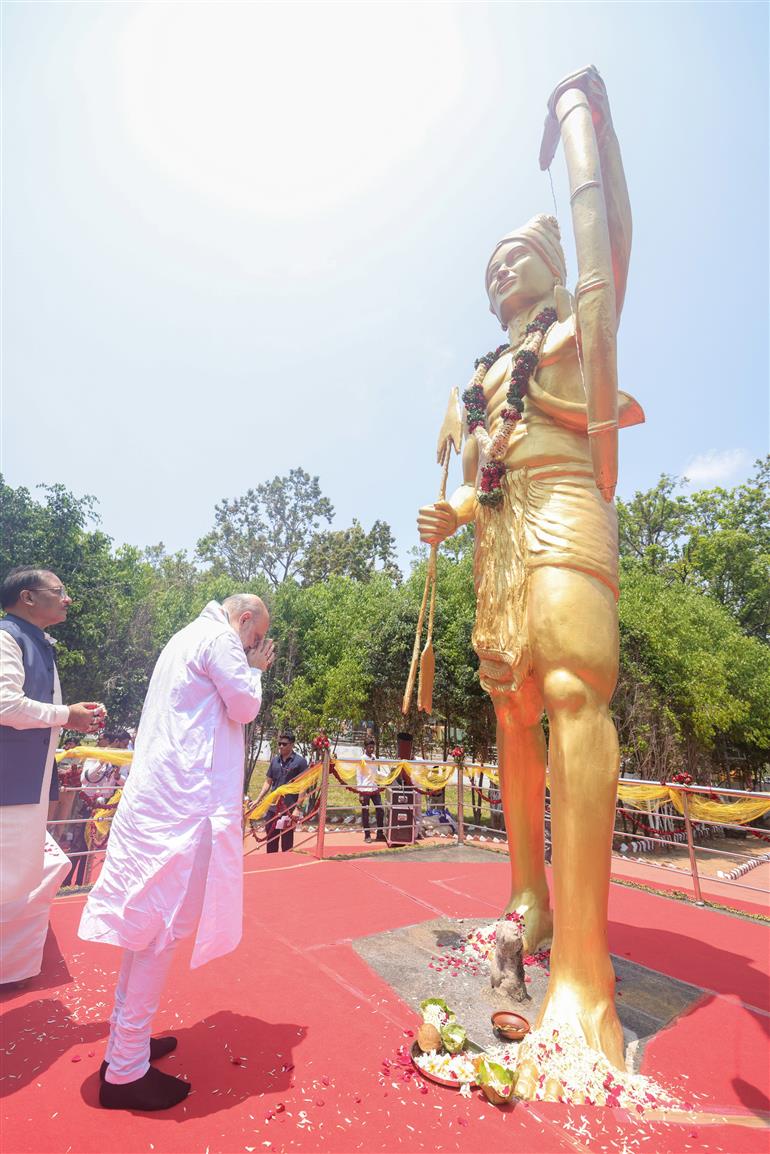 केंद्रीय गृह एवं सहकारिता मंत्री श्री अमित शाह 18 मई, 2026 को छत्तीसगढ़ के बस्तर के नेतानार में स्वतंत्रता संग्राम के नायक और आदिवासी अस्मिता के प्रतीक शहीद वीर गुण्डाधुर को श्रद्धांजलि अर्पित करते हुए।