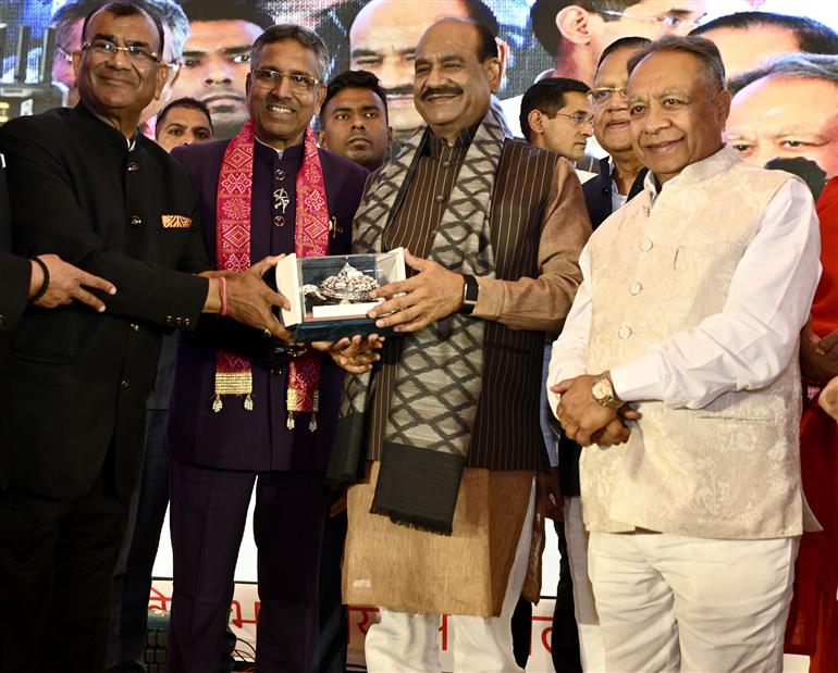 लोकसभा अध्यक्ष श्री ओम बिरला 18 मई, 2026 को नई दिल्ली में अखिल भारतीय अग्रवाल सम्मेलन- राष्ट्रीय अधिवेशन एवं शपथ ग्रहण समारोह में शामिल हुए।
