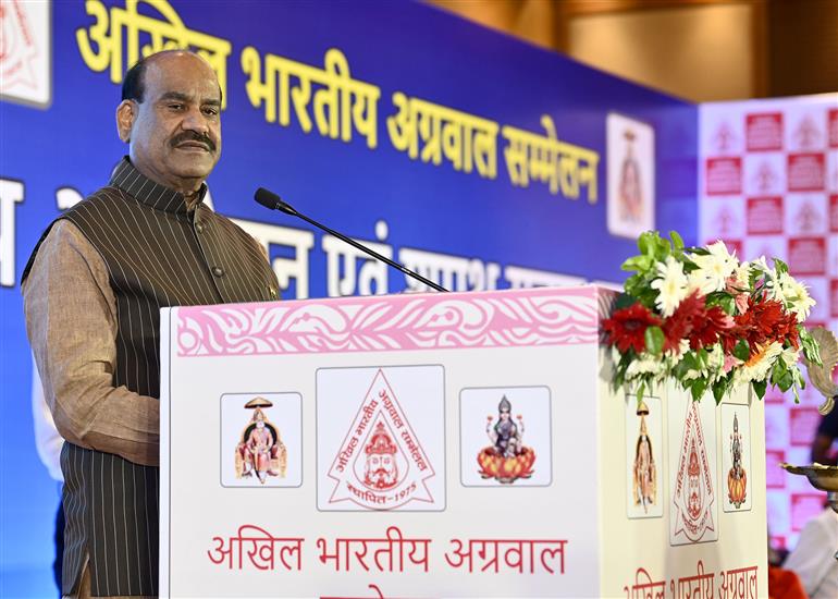 लोकसभा अध्यक्ष श्री ओम बिरला 18 मई, 2026 को नई दिल्ली में अखिल भारतीय अग्रवाल सम्मेलन- राष्ट्रीय अधिवेशन एवं शपथ ग्रहण समारोह में उपस्थित जनसमूह को संबोधित करते हुए।