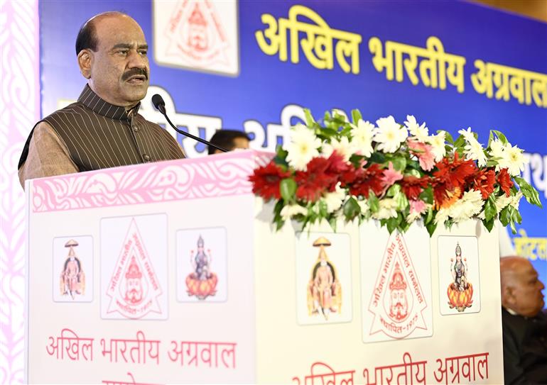 लोकसभा अध्यक्ष श्री ओम बिरला 18 मई, 2026 को नई दिल्ली में अखिल भारतीय अग्रवाल सम्मेलन- राष्ट्रीय अधिवेशन एवं शपथ ग्रहण समारोह में उपस्थित जनसमूह को संबोधित करते हुए।