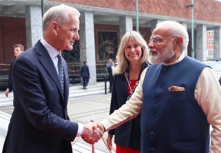 प्रधानमंत्री श्री नरेन्द्र मोदी 18 मई, 2026 को नॉर्वे के ओस्लो में नॉर्वे-भारत व्यापार एवं अनुसंधान शिखर सम्मेलन में शामिल हुए।