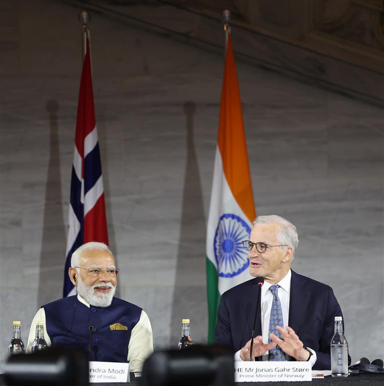 प्रधानमंत्री श्री नरेन्द्र मोदी 18 मई, 2026 को नॉर्वे के ओस्लो में नॉर्वे-भारत व्यापार एवं अनुसंधान शिखर सम्मेलन में शामिल हुए।