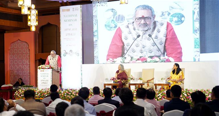 केंद्रीय वस्त्र मंत्री श्री गिरिराज सिंह 19 मई, 2026 को नई दिल्ली में "न्यू एज फाइबर्स-इनोवेशन, रिसर्च एंड द रोड अहेड" विषय पर आयोजित राष्ट्रीय संगोष्ठी के उद्घाटन के अवसर पर संबोधित करते हुए।