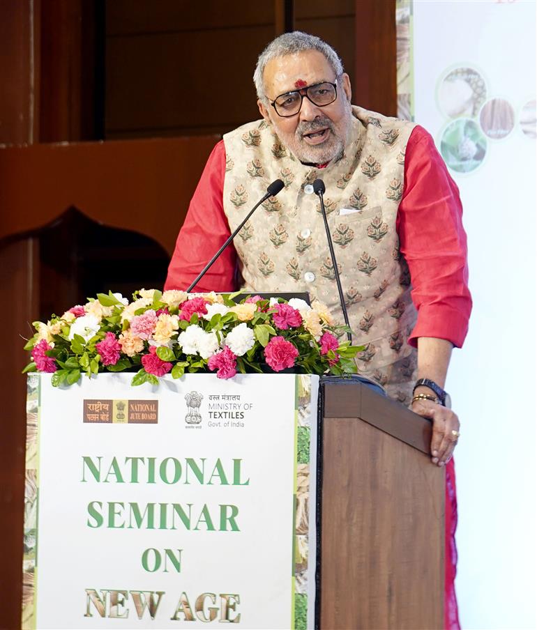केंद्रीय वस्त्र मंत्री श्री गिरिराज सिंह 19 मई, 2026 को नई दिल्ली में "न्यू एज फाइबर्स-इनोवेशन, रिसर्च एंड द रोड अहेड" विषय पर आयोजित राष्ट्रीय संगोष्ठी के उद्घाटन के अवसर पर संबोधित करते हुए।
