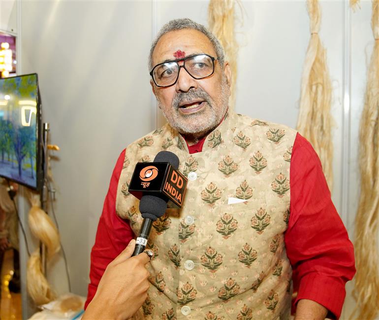 केंद्रीय वस्त्र मंत्री श्री गिरिराज सिंह 19 मई, 2026 को नई दिल्ली में "न्यू एज फाइबर्स-इनोवेशन, रिसर्च एंड द रोड अहेड" विषय पर आयोजित राष्ट्रीय संगोष्ठी के उद्घाटन के दौरान मीडियाकर्मियों से बातचीत करते हुए।