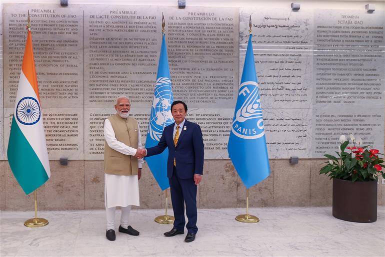 प्रधानमंत्री श्री नरेन्द्र मोदी 20 मई, 2026 को इटली के रोम स्थित एफएओ मुख्यालय में  संयुक्त राष्ट्र के खाद्य एवं कृषि संगठन (एफएओ) के महानिदेशक डॉ. क्यू डोंग्यू से मुलाकात करते हुए।
