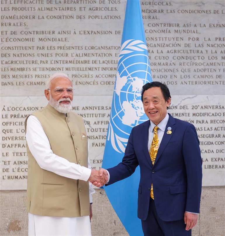 प्रधानमंत्री श्री नरेन्द्र मोदी 20 मई, 2026 को इटली के रोम स्थित एफएओ मुख्यालय में  संयुक्त राष्ट्र के खाद्य एवं कृषि संगठन (एफएओ) के महानिदेशक डॉ. क्यू डोंग्यू से मुलाकात करते हुए।
