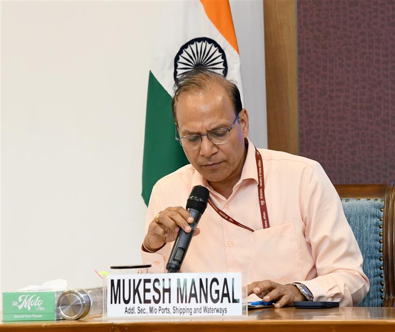 पत्तन, पोत परिवहन और जलमार्ग मंत्रालय के अपर सचिव श्री मुकेश मंगल 21 मई, 2026 को नई दिल्ली स्थित राष्ट्रीय मीडिया केंद्र में पश्चिम एशिया के हालिया घटनाक्रमों पर अंतर-मंत्रालयी प्रेस ब्रीफिंग को संबोधित करते हुए।