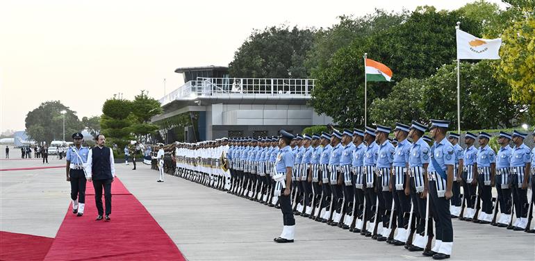 साइप्रस गणराज्य के राष्ट्रपति श्री निकोस क्रिस्टोडौलाइड्स 21 मई, 2026 को नई दिल्ली स्थित वायु सेना स्टेशन पालम में गार्ड ऑफ ऑनर का निरीक्षण करते हुए।