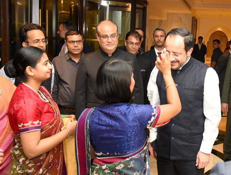 साइप्रस गणराज्य के राष्ट्रपति श्री निकोस क्रिस्टोडौलाइड्स का 21 मई, 2026 को नई दिल्ली में पारंपरिक तरीके से स्वागत किया गया। इस अवसर पर केंद्रीय सड़क परिवहन एवं राजमार्ग राज्य मंत्री श्री अजय टम्टा भी उपस्थित हैं। 
