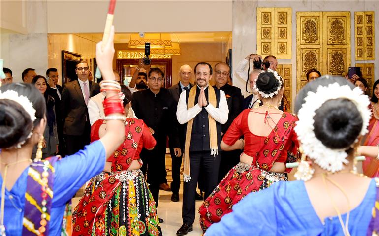 साइप्रस गणराज्य के राष्ट्रपति श्री निकोस क्रिस्टोडौलाइड्स का 21 मई, 2026 को नई दिल्ली में पारंपरिक तरीके से स्वागत किया गया। इस अवसर पर केंद्रीय सड़क परिवहन एवं राजमार्ग राज्य मंत्री श्री अजय टम्टा भी उपस्थित हैं। 
