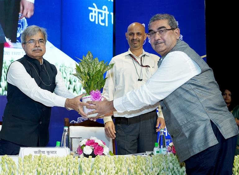 प्रधानमंत्री श्री नरेन्द्र मोदी ने 23 मई, 2026 को वीडियो कॉन्फ्रेंसिंग के माध्यम से रोजगार मेले का उद्घाटन किया। 23 मई 2026 को नई दिल्ली स्थित डॉ. अम्बेडकर इंटरनेशनल सेंटर में आयोजित इस कार्यक्रम में माननीय वाणिज्य एवं उद्योग मंत्री श्री पीयूष गोयल और माननीय विज्ञान एवं प्रौद्योगिकी और पृथ्वी विज्ञान (राज्य मंत्री) (स्वतंत्र प्रभार), प्रधानमंत्री कार्यालय, कार्मिक, लोक शिकायत एवं पेंशन, परमाणु ऊर्जा और अंतरिक्ष विभाग राज्य मंत्री श्री जितेंद्र सिंह शामिल हुए और अभ्यर्थियों को नियुक्ति पत्र वितरित किए। 