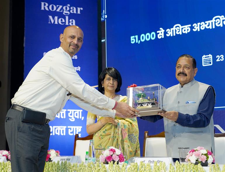 प्रधानमंत्री श्री नरेन्द्र मोदी ने 23 मई, 2026 को वीडियो कॉन्फ्रेंसिंग के माध्यम से रोजगार मेले का उद्घाटन किया। 23 मई 2026 को नई दिल्ली स्थित डॉ. अम्बेडकर इंटरनेशनल सेंटर में आयोजित इस कार्यक्रम में माननीय वाणिज्य एवं उद्योग मंत्री श्री पीयूष गोयल और माननीय विज्ञान एवं प्रौद्योगिकी और पृथ्वी विज्ञान (राज्य मंत्री) (स्वतंत्र प्रभार), प्रधानमंत्री कार्यालय, कार्मिक, लोक शिकायत एवं पेंशन, परमाणु ऊर्जा और अंतरिक्ष विभाग राज्य मंत्री श्री जितेंद्र सिंह शामिल हुए और अभ्यर्थियों को नियुक्ति पत्र वितरित किए।