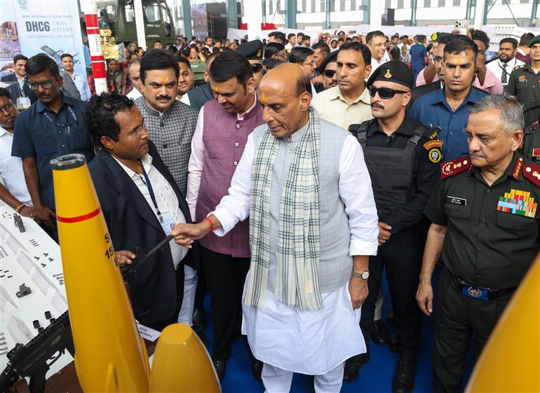 केंद्रीय रक्षा मंत्री श्री राजनाथ सिंह 23 मई, 2026 को महाराष्ट्र में भारत की पहली 300 किलोमीटर यूनिवर्सल रॉकेट लॉन्चिंग प्रणाली को हरी झंडी दिखाकर रवाना करते हुए।