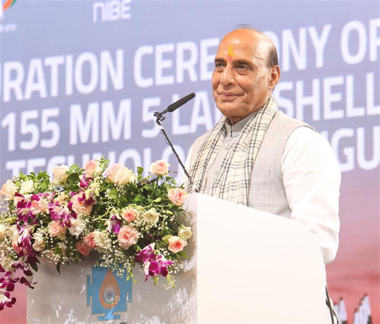 केंद्रीय रक्षा मंत्री श्री राजनाथ सिंह 23 मई, 2026 को महाराष्ट्र के शिरडी में निजी क्षेत्र के एक रक्षा विनिर्माण परिसर के उद्घाटन के अवसर पर संबोधित करते हुए।