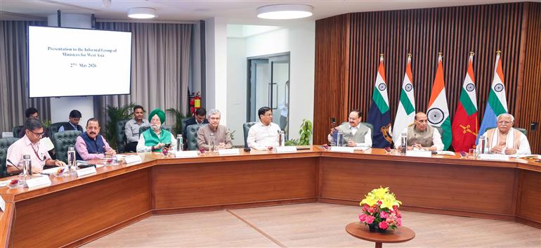 केंद्रीय रक्षा मंत्री श्री राजनाथ सिंह ने 27 मई, 2026 को नई दिल्ली स्थित कर्तव्य भवन-2 में पश्चिम एशिया पर मंत्रियों के अनौपचारिक समूह की छठी बैठक की अध्यक्षता की; इस दौरान उन्होंने मौजूदा संकट के बीच भारत में आवश्यक वस्तुओं की उपलब्धता और आपूर्ति श्रृंखला की सुदृढ़ता की समीक्षा की।
