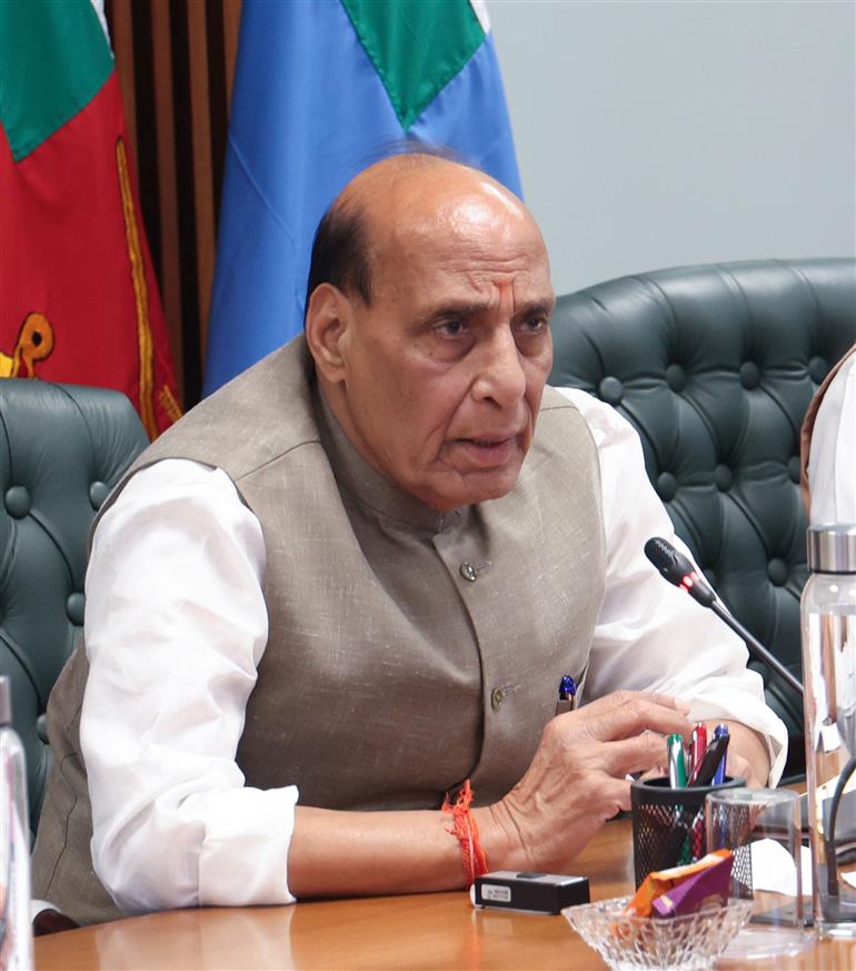 केंद्रीय रक्षा मंत्री श्री राजनाथ सिंह ने 27 मई, 2026 को नई दिल्ली स्थित कर्तव्य भवन-2 में पश्चिम एशिया पर मंत्रियों के अनौपचारिक समूह की छठी बैठक की अध्यक्षता की; इस दौरान उन्होंने मौजूदा संकट के बीच भारत में आवश्यक वस्तुओं की उपलब्धता और आपूर्ति श्रृंखला की सुदृढ़ता की समीक्षा की।