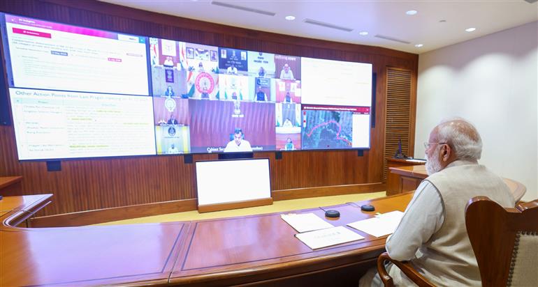 प्रधानमंत्री श्री नरेन्द्र मोदी 27 मई, 2026 को नई दिल्ली के सेवा तीर्थ में प्रगति की 51वीं बैठक की अध्यक्षता करते हुए।
