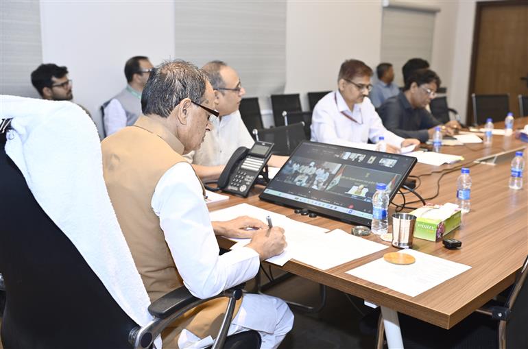 केंद्रीय कृषि एवं किसान कल्याण और ग्रामीण विकास मंत्री श्री शिवराज सिंह चौहान 28 मई, 2026 को वीडियो कॉन्फ्रेंसिंग के माध्यम से प्रधानमंत्री आवास योजना-ग्रामीण  के तहत 12 राज्यों को 10,021.42 करोड़ रुपये की 'मदर सैंक्शन' जारी करते हुए।