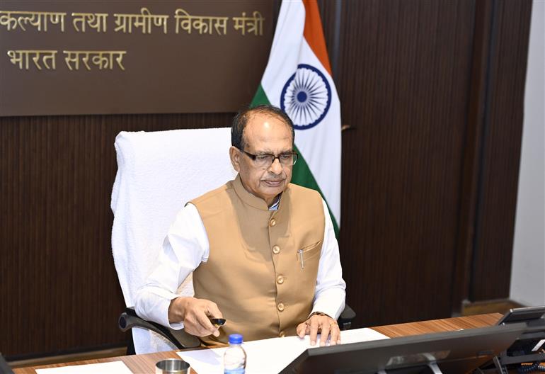 केंद्रीय कृषि एवं किसान कल्याण और ग्रामीण विकास मंत्री श्री शिवराज सिंह चौहान 28 मई, 2026 को वीडियो कॉन्फ्रेंसिंग के माध्यम से प्रधानमंत्री आवास योजना-ग्रामीण  के तहत 12 राज्यों को 10,021.42 करोड़ रुपये की 'मदर सैंक्शन' जारी करते हुए।