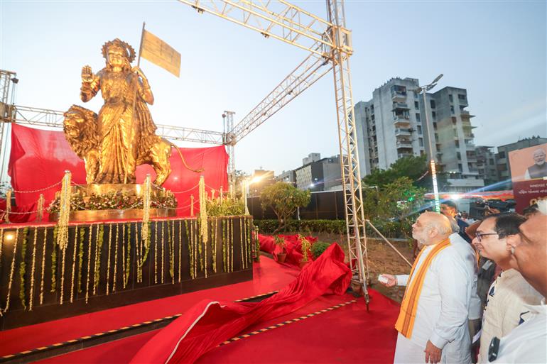 केन्द्रीय गृह एवं सहकारिता मंत्री श्री अमित शाह 28 मई, 2026 को अहमदाबाद के भीमजीपुरा में एएमसी द्वारा नव-निर्मित ‘भारत माता स्क्वायर’ का लोकार्पण करते हुए।
