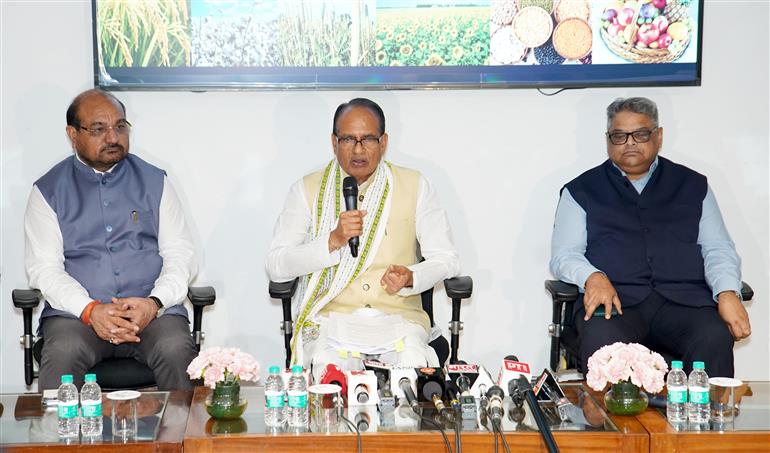 केंद्रीय कृषि एवं किसान कल्याण तथा ग्रामीण विकास मंत्री श्री शिवराज सिंह चौहान 29 मई, 2026 को नई दिल्ली में खरीफ अभियान 2026 के लिए कृषि पर राष्ट्रीय सम्मेलन पर एक प्रेस कॉन्फ्रेंस को संबोधित करते हुए।