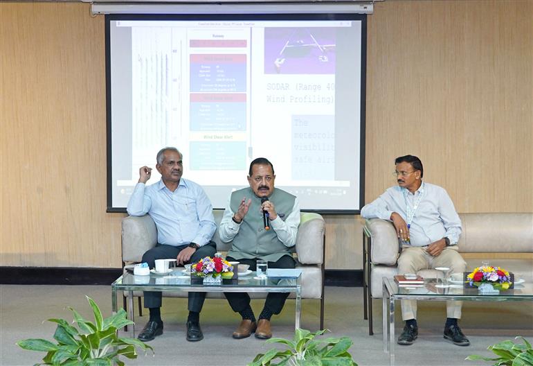 केंद्रीय विज्ञान एवं प्रौद्योगिकी और पृथ्वी विज्ञान राज्य मंत्री (स्वतंत्र प्रभार), प्रधानमंत्री कार्यालय, कार्मिक, लोक शिकायत और पेंशन, परमाणु ऊर्जा और अंतरिक्ष विभाग राज्य मंत्री डॉ. जितेंद्र सिंह 29 मई, 2026 को नई दिल्ली में आईजीआई हवाई अड्डे पर स्काईकास्ट: इंडियाज नेक्स्ट-जेनरेशन एविएशन वेदर एंड फॉग मॉनिटरिंग सिस्टम के उद्घाटन समारोह को संबोधित करते हुए।