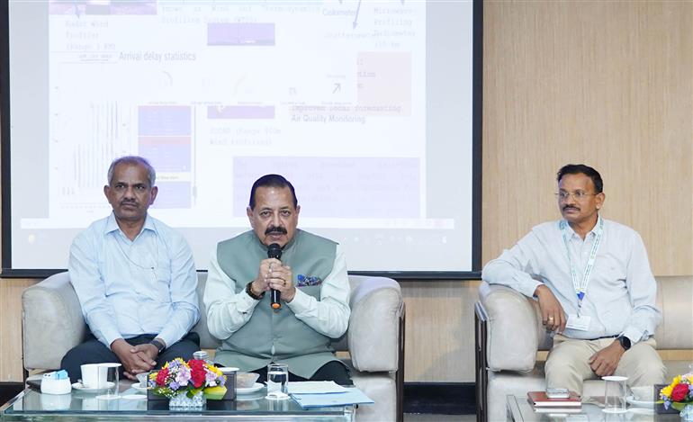 केंद्रीय विज्ञान एवं प्रौद्योगिकी और पृथ्वी विज्ञान राज्य मंत्री (स्वतंत्र प्रभार), प्रधानमंत्री कार्यालय, कार्मिक, लोक शिकायत और पेंशन, परमाणु ऊर्जा और अंतरिक्ष विभाग राज्य मंत्री डॉ. जितेंद्र सिंह 29 मई, 2026 को नई दिल्ली में आईजीआई हवाई अड्डे पर स्काईकास्ट: इंडियाज नेक्स्ट-जेनरेशन एविएशन वेदर एंड फॉग मॉनिटरिंग सिस्टम के उद्घाटन समारोह को संबोधित करते हुए।
