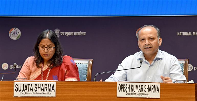पत्तन, पोत परिवहन एवं जलमार्ग मंत्रालय के निदेशक श्री ओपेश कुमार शर्मा 29 मई, 2026 को नई दिल्ली स्थित राष्ट्रीय मीडिया केंद्र में पश्चिम एशिया के हालिया घटनाक्रमों पर अंतर-मंत्रालयी प्रेस ब्रीफिंग को संबोधित करते हुए।