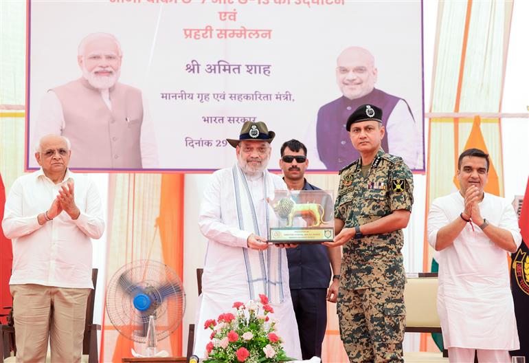 केन्द्रीय गृह एवं सहकारिता मंत्री श्री अमित शाह ने 29 मई, 2026 गुजरात के भुज में भारत-पाकिस्तान सीमा पर स्थित जी-7 बॉर्डर आउट पोस्ट पर जवानों के साथ बातचीत की और जी-7 एवं जी-13 बॉर्डर आउट पोस्ट का उद्घाटन किया।