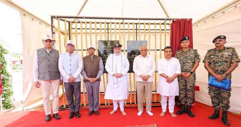 केन्द्रीय गृह एवं सहकारिता मंत्री श्री अमित शाह ने 29 मई, 2026 गुजरात के भुज में भारत-पाकिस्तान सीमा पर स्थित जी-7 बॉर्डर आउट पोस्ट पर जवानों के साथ बातचीत की और जी-7 एवं जी-13 बॉर्डर आउट पोस्ट का उद्घाटन किया।