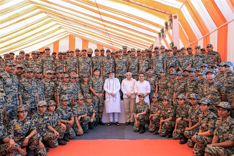 केन्द्रीय गृह एवं सहकारिता मंत्री श्री अमित शाह ने 29 मई, 2026 गुजरात के भुज में भारत-पाकिस्तान सीमा पर स्थित जी-7 बॉर्डर आउट पोस्ट पर जवानों के साथ बातचीत की और जी-7 एवं जी-13 बॉर्डर आउट पोस्ट का उद्घाटन किया।