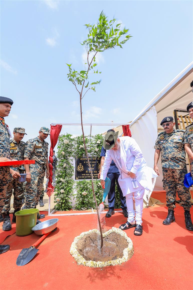 केन्द्रीय गृह एवं सहकारिता मंत्री श्री अमित शाह 29 मई, 2026 को गुजरात के भुज में भारत-पाकिस्तान सीमा पर जी-7 बॉर्डर आउट पोस्ट में नीम का पौधा लगाते हुए।