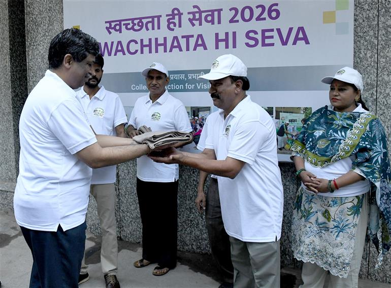 The Secretary, Ministry of Road Transport &amp; Highways, Shri V. Umashankar participates in the “Ek Din, Ek Ghanta, Ek Saath - Shramdaan” activity organised by the Ministry of Road Transport &amp; Highways under the Swachhata Hi Seva - 2026 campaign at Transport Bhawan, in New Delhi on October 01, 2026.