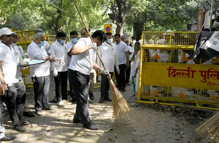 The Secretary, Ministry of Road Transport &amp; Highways, Shri V. Umashankar participates in the “Ek Din, Ek Ghanta, Ek Saath - Shramdaan” activity organised by the Ministry of Road Transport &amp; Highways under the Swachhata Hi Seva - 2026 campaign at Transport Bhawan, in New Delhi on October 01, 2026.