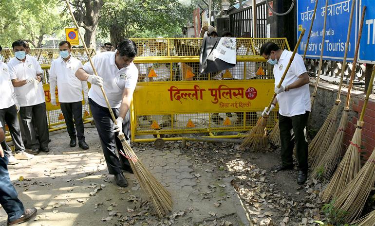 The Secretary, Ministry of Road Transport &amp; Highways, Shri V. Umashankar participates in the “Ek Din, Ek Ghanta, Ek Saath - Shramdaan” activity organised by the Ministry of Road Transport &amp; Highways under the Swachhata Hi Seva - 2026 campaign at Transport Bhawan, in New Delhi on October 01, 2026.