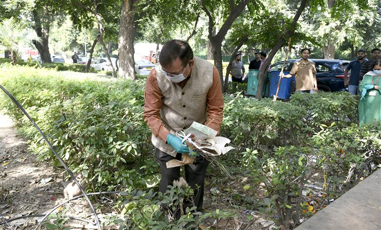पत्र सूचना कार्यालय के प्रधान महानिदेशक श्री धीरेंद्र ओझा ने 01 अक्टूबर 2026 को नई दिल्ली में स्वच्छता ही सेवा अभियान के तहत “एक दिन, एक घंटा, एक साथ – श्रमदान” गतिविधि में भाग लिया।