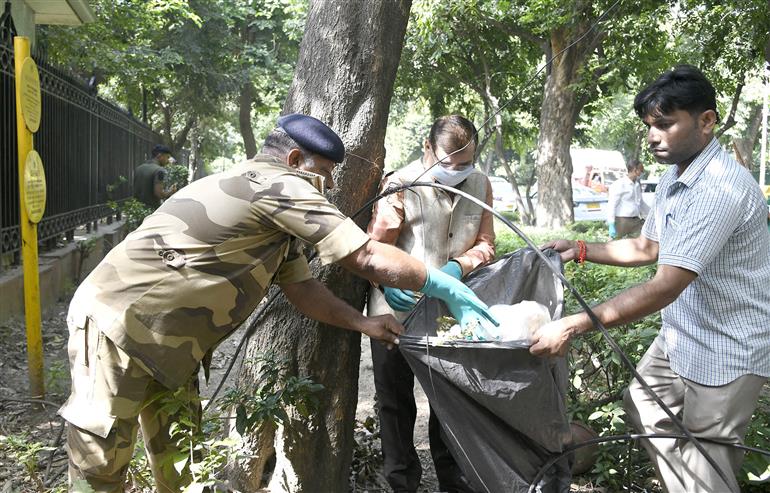 पत्र सूचना कार्यालय के प्रधान महानिदेशक श्री धीरेंद्र ओझा ने 01 अक्टूबर 2026 को नई दिल्ली में स्वच्छता ही सेवा अभियान के तहत “एक दिन, एक घंटा, एक साथ – श्रमदान” गतिविधि में भाग लिया।
