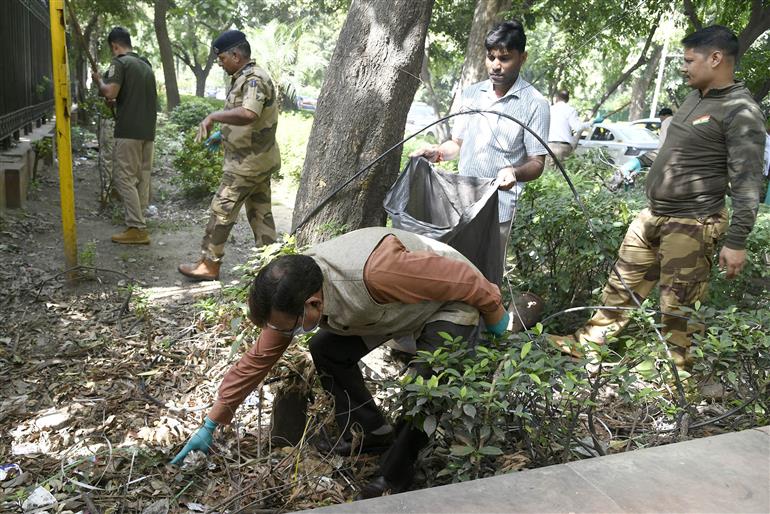 पत्र सूचना कार्यालय के प्रधान महानिदेशक श्री धीरेंद्र ओझा ने 01 अक्टूबर 2026 को नई दिल्ली में स्वच्छता ही सेवा अभियान के तहत “एक दिन, एक घंटा, एक साथ – श्रमदान” गतिविधि में भाग लिया।