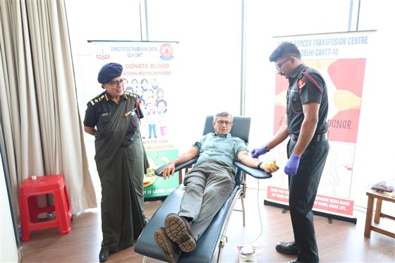 रक्षा मंत्रालय ने राष्ट्रीय स्वैच्छिक रक्तदान दिवस के अवसर पर 01 अक्टूबर 2026 को नई दिल्ली स्थित कर्तव्य भवन-2 में स्वैच्छिक रक्तदान शिविर का आयोजन किया।