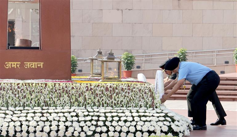 चीफ ऑफ डिफेंस स्टाफ (सीडीएस) एवं रक्षा मंत्रालय के सैन्य कार्य विभाग के सचिव जनरल एन. एस. राजा सुब्रमणि तथा चीफ ऑफ इंटीग्रेटेड डिफेंस स्टाफ टू चेयरमैन चीफ्स ऑफ स्टाफ कमेटी एयर मार्शल तेजिंदर सिंह ने 01 अक्टूबर 2026 को नई दिल्ली स्थित राष्ट्रीय युद्ध स्मारक में मुख्यालय इंटीग्रेटेड डिफेंस स्टाफ (HQ IDS) द्वारा संयुक्तता और एकीकरण के 25 वर्ष पूरे होने के उपलक्ष्य में आयोजित समारोह में शिरकत की।