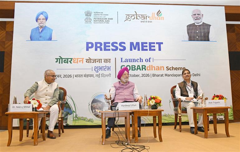 केंद्रीय पेट्रोलियम एवं प्राकृतिक गैस मंत्री श्री हरदीप सिंह पुरी 01 अक्टूबर 2026 को नई दिल्ली स्थित भारत मंडपम में गोबरधन योजना के शुभारंभ के अवसर पर आयोजित प्रेस वार्ता को संबोधित करते हुए।
