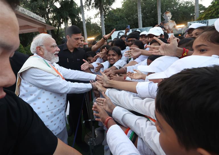 प्रधानमंत्री श्री नरेन्द्र मोदी ने 2 अक्टूबर, 2026 को गांधी स्मृति, नई दिल्ली में गांधी जयंती के अवसर पर आयोजित प्रार्थना सभा में भाग लिया।
