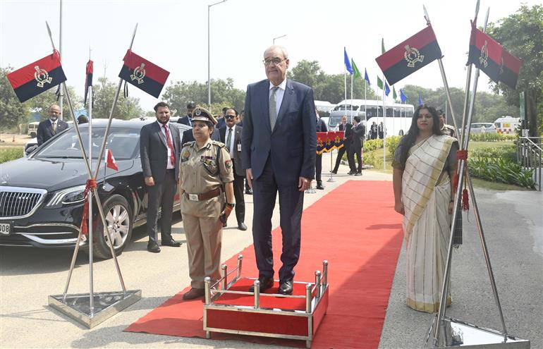 स्विट्जरलैंड के राष्‍ट्रपति गाइ पार्मेलिन ने 6 अक्टूबर 2026 को उत्तर प्रदेश के जेवर स्थित नोएडा इंटरनेशनल एयरपोर्ट के दौरे के दौरान गार्ड ऑफ ऑनर का निरीक्षण किया।