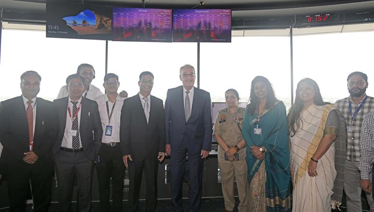 स्विट्जरलैंड के राष्‍ट्रपति गाइ पार्मेलिन ने 6 अक्टूबर 2026 को उत्तर प्रदेश के जेवर स्थित नोएडा इंटरनेशनल एयरपोर्ट का निरीक्षण किया।
