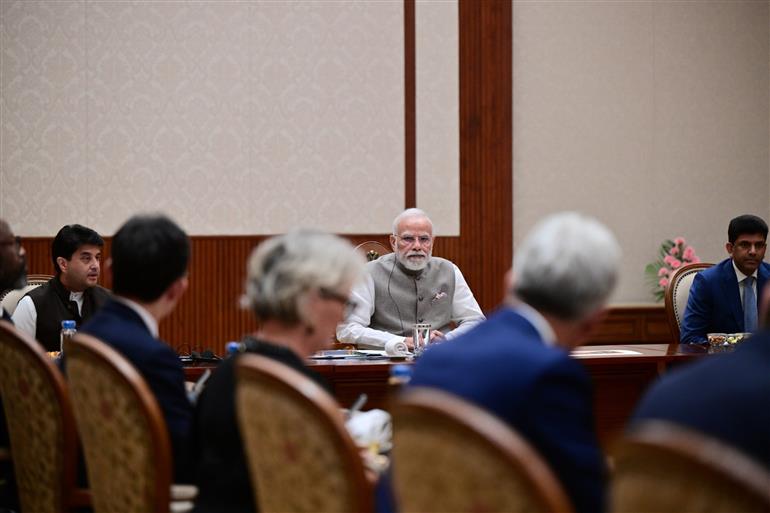 प्रधानमंत्री श्री नरेन्द्र मोदी ने 6 अक्टूबर 2026 को नई दिल्ली स्थित सेवा तीर्थ में ग्लोबल सिस्टम फॉर मोबाइल कम्युनिकेशंस एसोसिएशन (GSMA) के बोर्ड सदस्यों के साथ संवाद किया।
