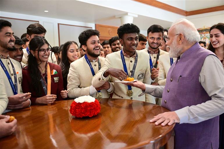 प्रधानमंत्री श्री नरेन्द्र मोदी 09 अक्टूबर, 2026 को नई दिल्ली स्थित अपने आवास (7, लोक कल्याण मार्ग) पर वर्ल्डस्किल्स प्रतियोगिता, शंघाई 2026 में भारत का प्रतिनिधित्व करने वाले दल के सदस्यों से बातचीत करते हुए।

