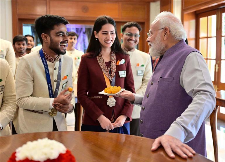 प्रधानमंत्री श्री नरेन्द्र मोदी 09 अक्टूबर, 2026 को नई दिल्ली स्थित अपने आवास (7, लोक कल्याण मार्ग) पर वर्ल्डस्किल्स प्रतियोगिता, शंघाई 2026 में भारत का प्रतिनिधित्व करने वाले दल के सदस्यों से बातचीत करते हुए।

