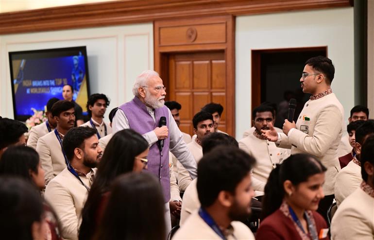 प्रधानमंत्री श्री नरेन्द्र मोदी 09 अक्टूबर, 2026 को नई दिल्ली स्थित अपने आवास (7, लोक कल्याण मार्ग) पर वर्ल्डस्किल्स प्रतियोगिता, शंघाई 2026 में भारत का प्रतिनिधित्व करने वाले दल के सदस्यों से बातचीत करते हुए।


