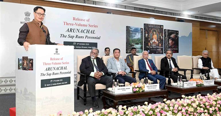 केंद्रीय अल्पसंख्यक कार्य एवं संसदीय कार्य मंत्री श्री किरेन रिजिजू 09 अक्टूबर, 2026 को नई दिल्ली स्थित वाणिज्य भवन में लेफ्टिनेंट जनरल कैवल्य त्रिविक्रम परनाइक द्वारा लिखित तीन खंडों की पुस्तक श्रृंखला “अरुणाचल: द सैप रन्स पेरिनियल” के विमोचन के अवसर पर संबोधित करते हुए।


